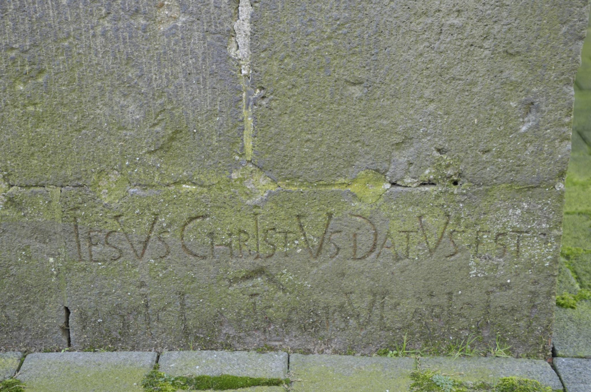 St. Peter und Paul Bad Hönningen Grundstein am Turm