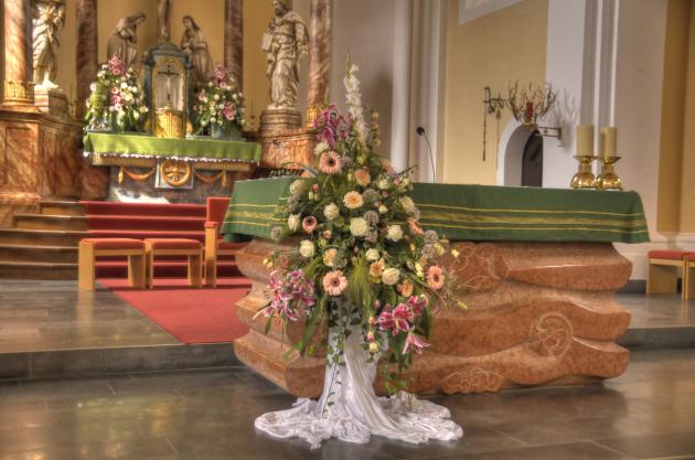 St. Peter und Paul Bad Hönningen neuer Altar